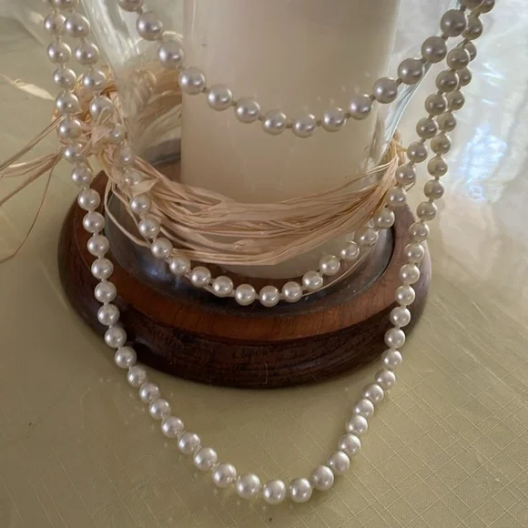 Vintage Elegant white Faux 3- Tier Pearl Necklace - Picture 5 of 7